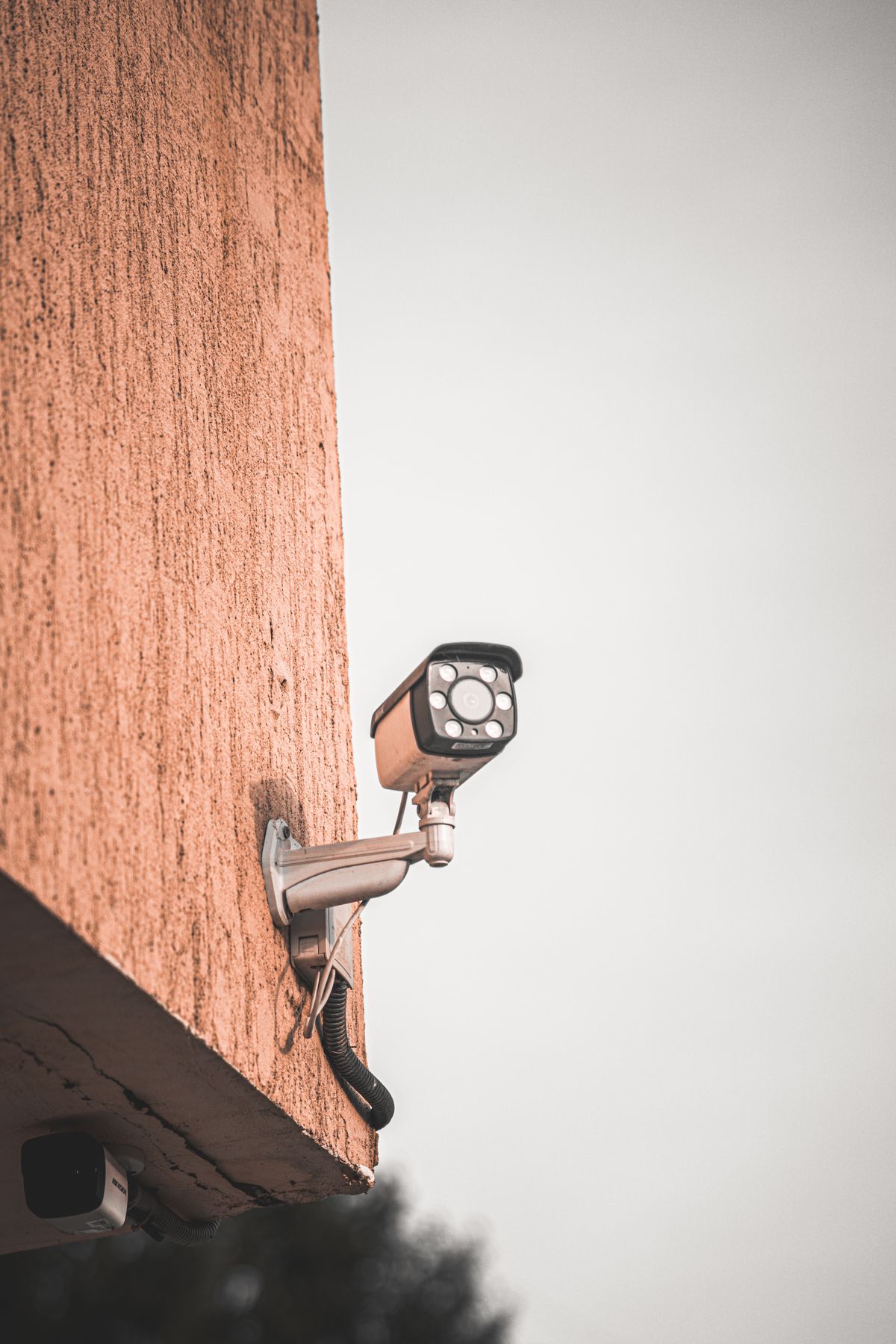 Fotografía real de una cámara de vigilancia utilizada como referencia visual de un caso anonimizado